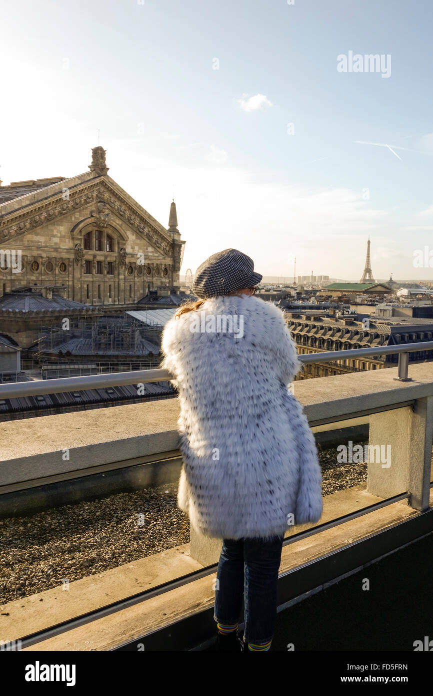 Moda Donna a terrazza sul tetto di Galeries Lafayette shopping mall, Parigi, Francia. Foto Stock