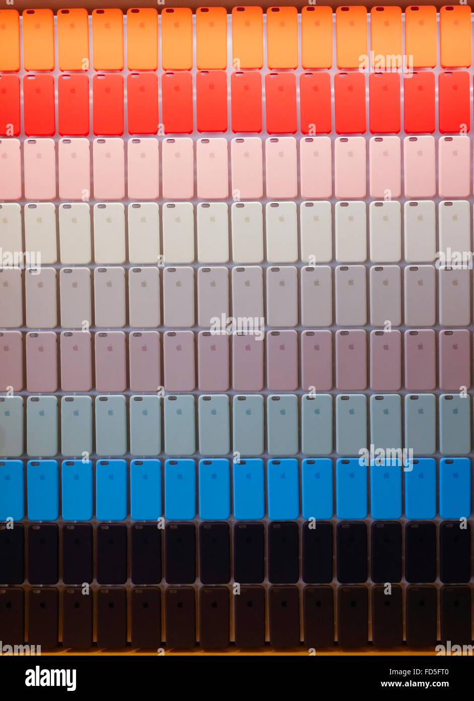 IPhone. Display colorato e colorato di iPhone visualizzati in negozio come decorazione di sfondo. Foto Stock