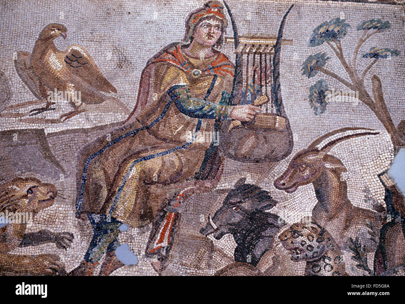Roman pavimento a mosaico (c 3) Annuncio di Orfeo suonare l'Arpa e delle bestie da Tarsus, Turchia e sul display in Hatay Archaeology museum in Antakya Foto Stock