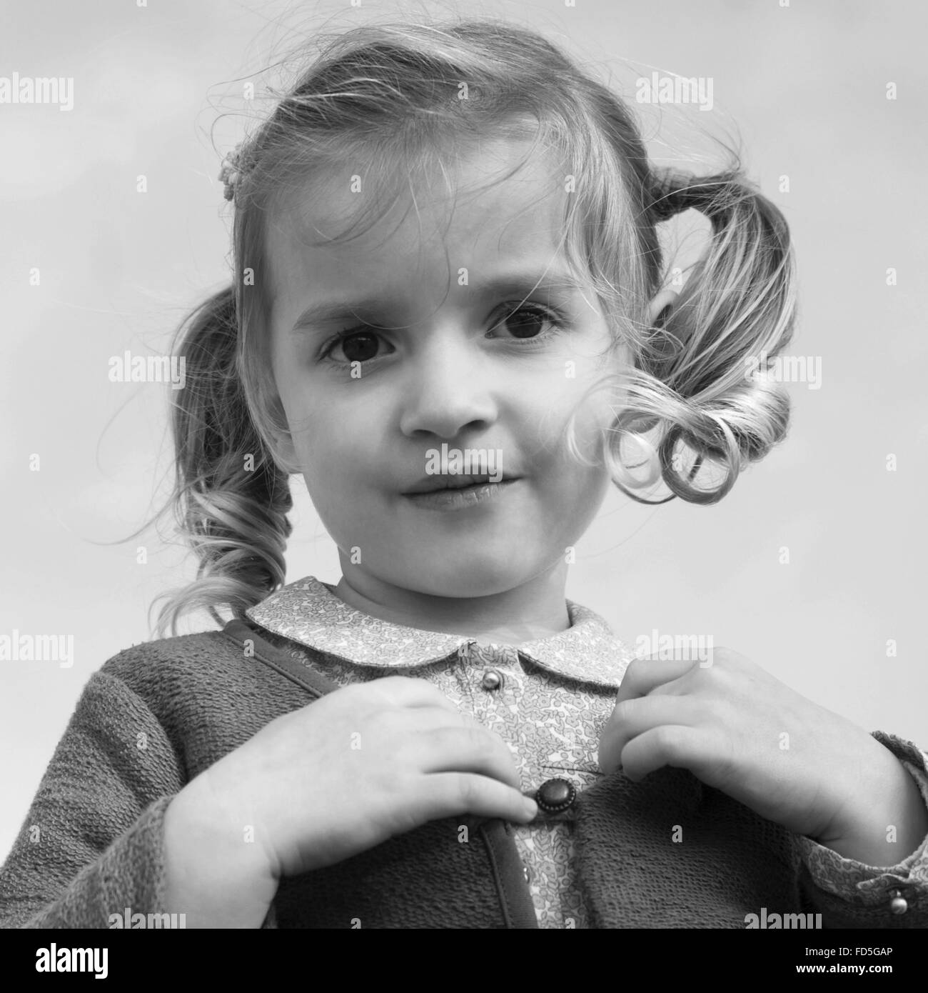 Bambino ragazza sorridente verso la telecamera Foto Stock