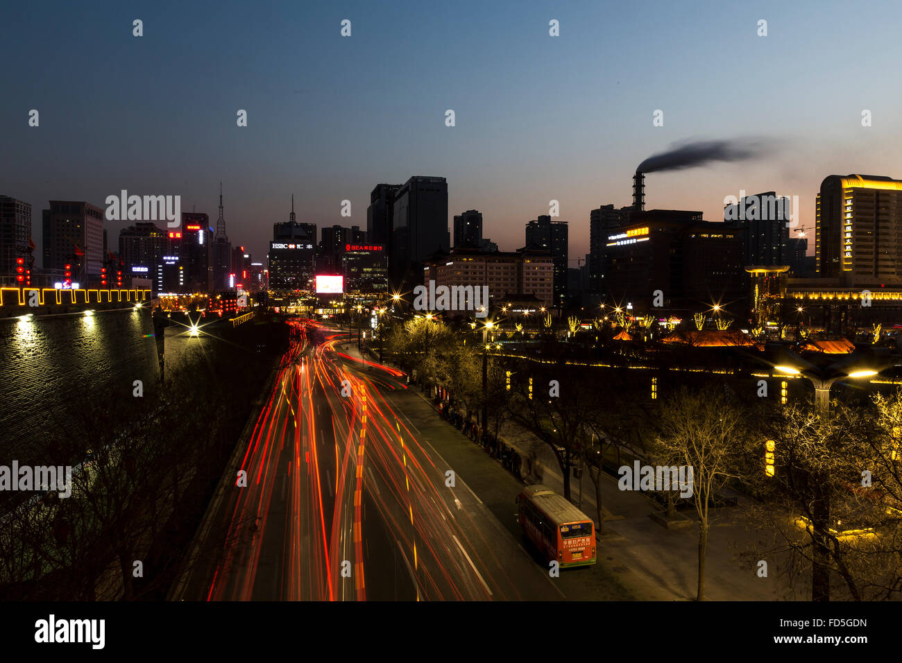 Xi'an - Shaanxi, Cina - Gennaio 2016. Vista dalla parete della città di notte con percorsi di luce dal traffico. Foto Stock