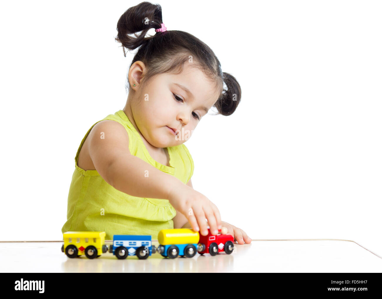 Kid ragazza che gioca con il treno giocattolo Foto Stock