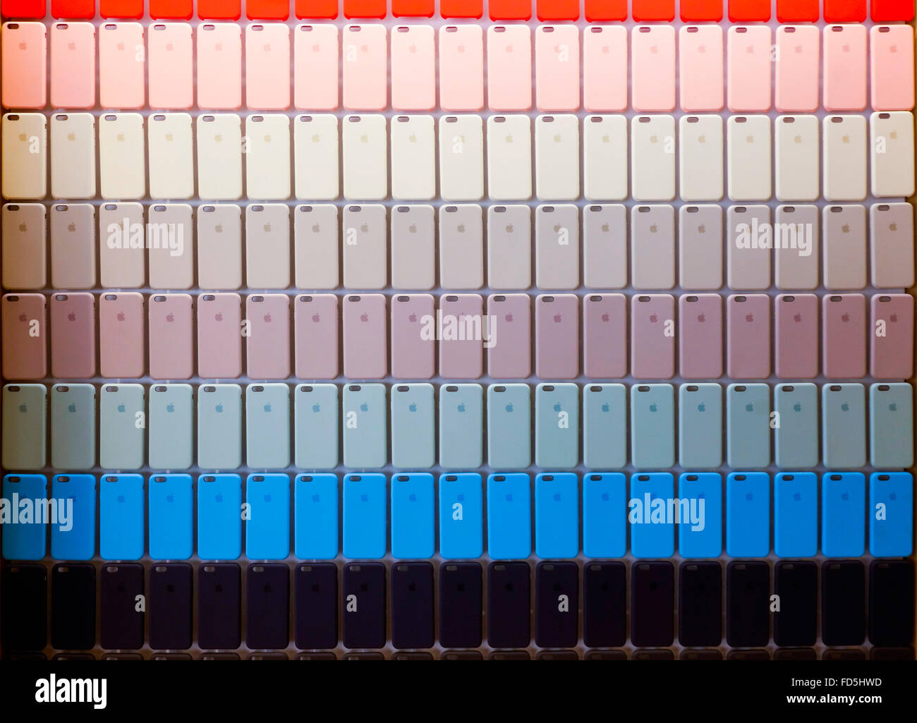 IPhone. Display colorato e colorato di iPhone visualizzati in negozio come decorazione di sfondo. Foto Stock