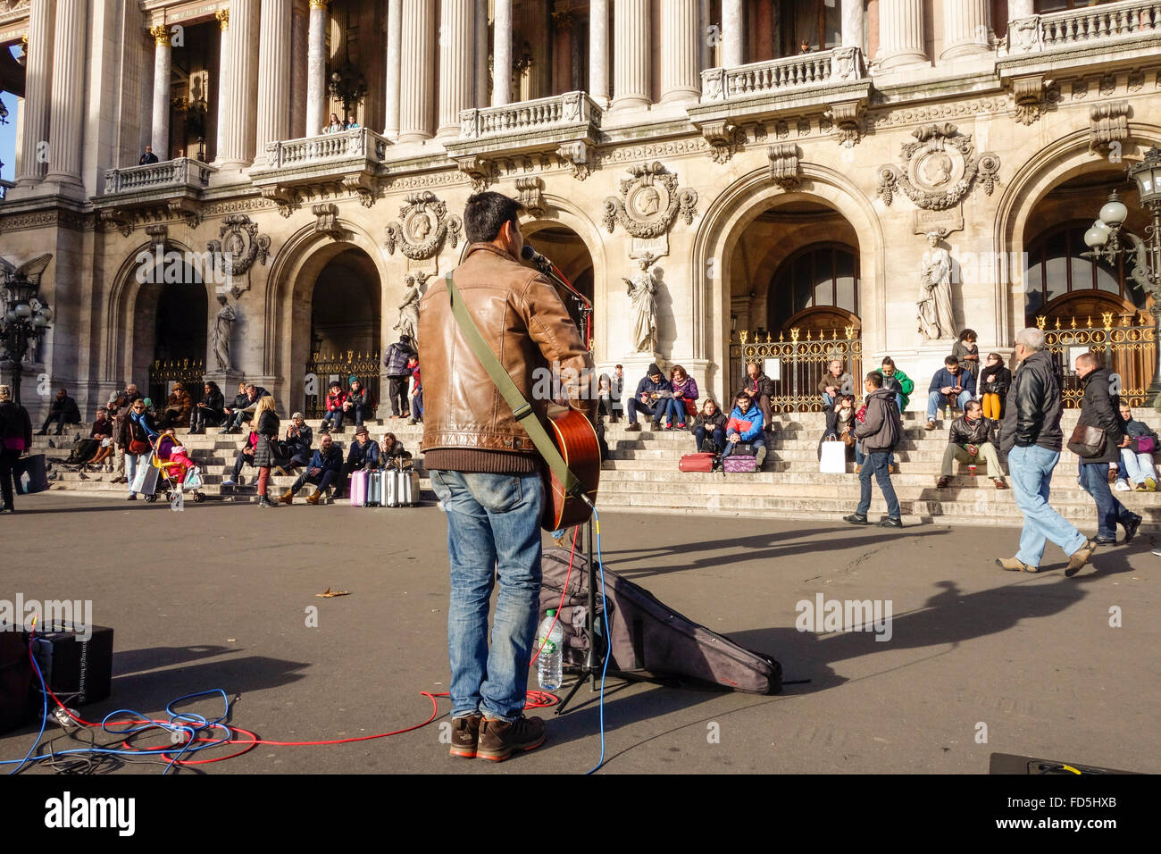 Musicista di strada giocare davanti al Palais Garnier Opera House di Parigi, Francia. Foto Stock