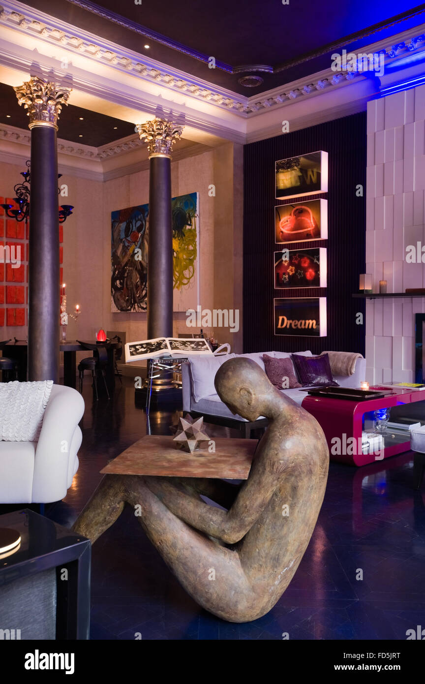 Raccolta di arte contemporanea di pezzi sul display in Appartamento Londra Foto Stock