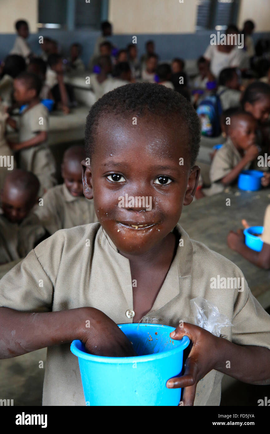 La distribuzione di prodotti alimentari in un africano scuola primaria. Foto Stock
