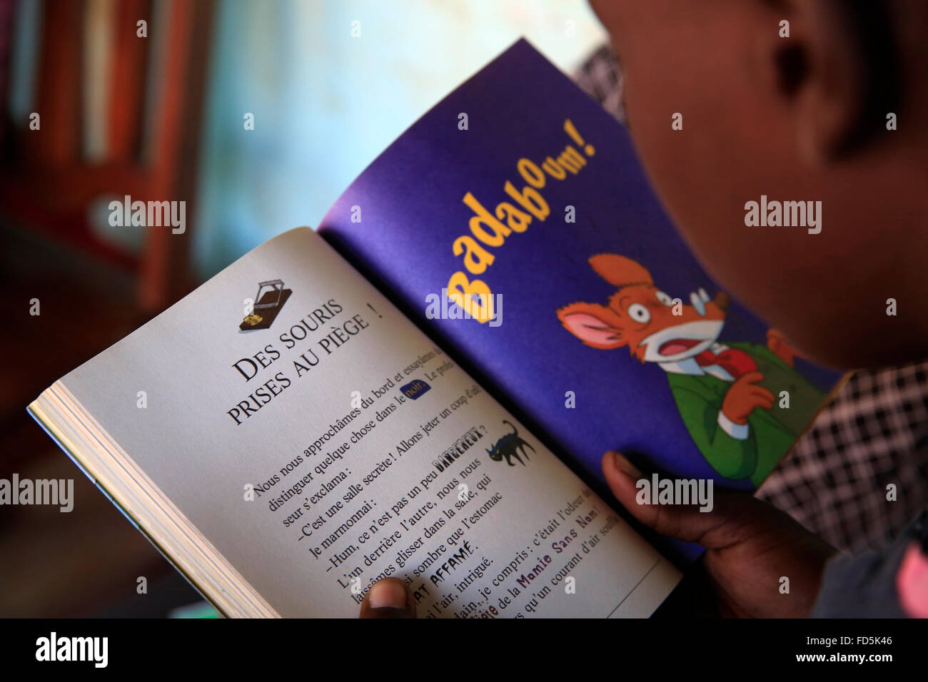 Libreria gratuita che permette ai bambini di leggere dopo la scuola. Foto Stock