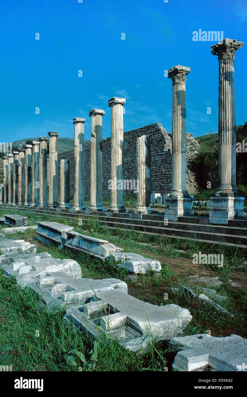 Le colonne del nord dello STOA del santuario di Esculapio, Asclepium o Asclepion, una sacra primavera, Santuario di culto o primi di antico centro salute, Pergamon o Pergamo, vicino Bergama, Turchia Foto Stock
