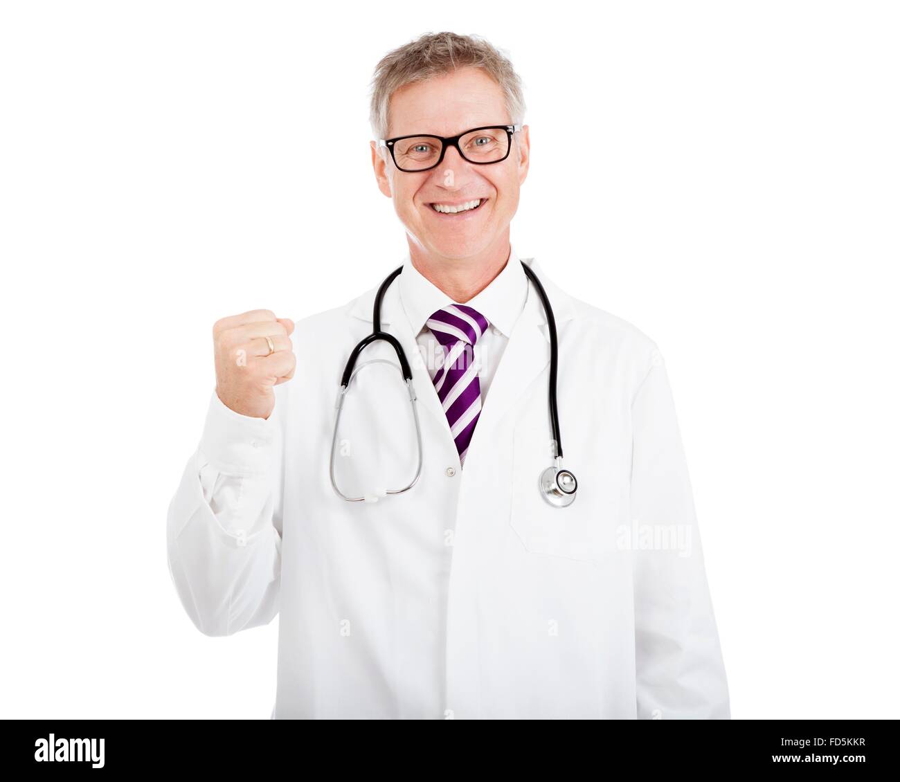 Medico sorridente indossare tuta Scrub e i bicchieri che mostra Chiusa con Successo- pugno mano mentre uno stetoscopio sulle spalle Foto Stock