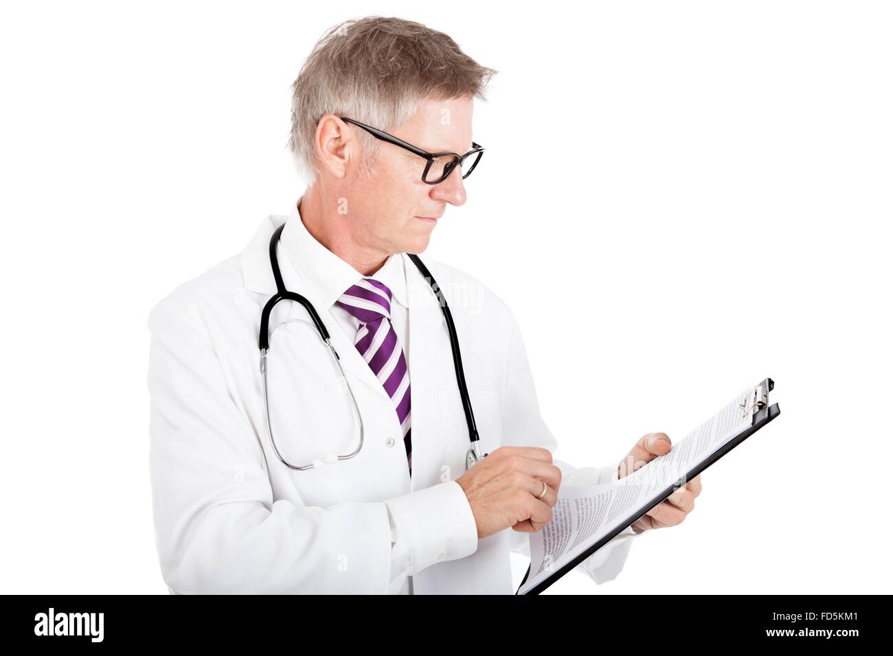 Professional Medico in tuta Scrub seriamente la lettura record, su sfondo bianco Foto Stock