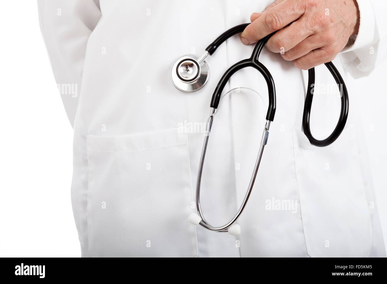 Medico tenendo uno stetoscopio in sua mano penzolante davanti al suo bianco camice, vista ravvicinata del suo stomaco e la mano. Foto Stock