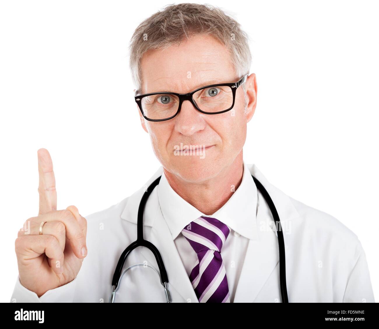 Di mezza età medico rivolta sopra la sua testa verso il vuoto copyspace bianco mentre guardando la telecamera con un intento expression Foto Stock