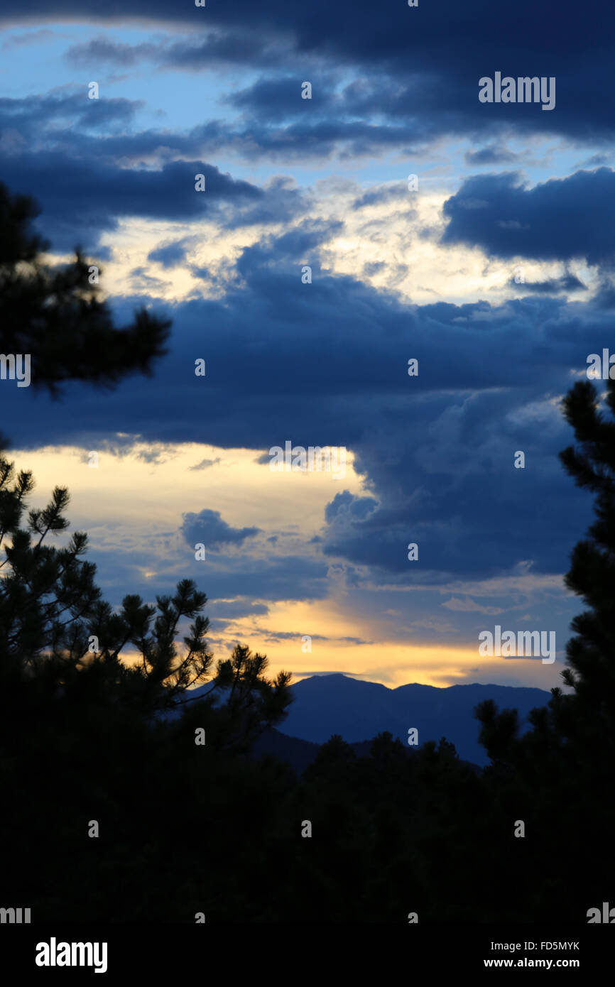 Immagine di un moody sky al tramonto su una catena montuosa. Foto Stock