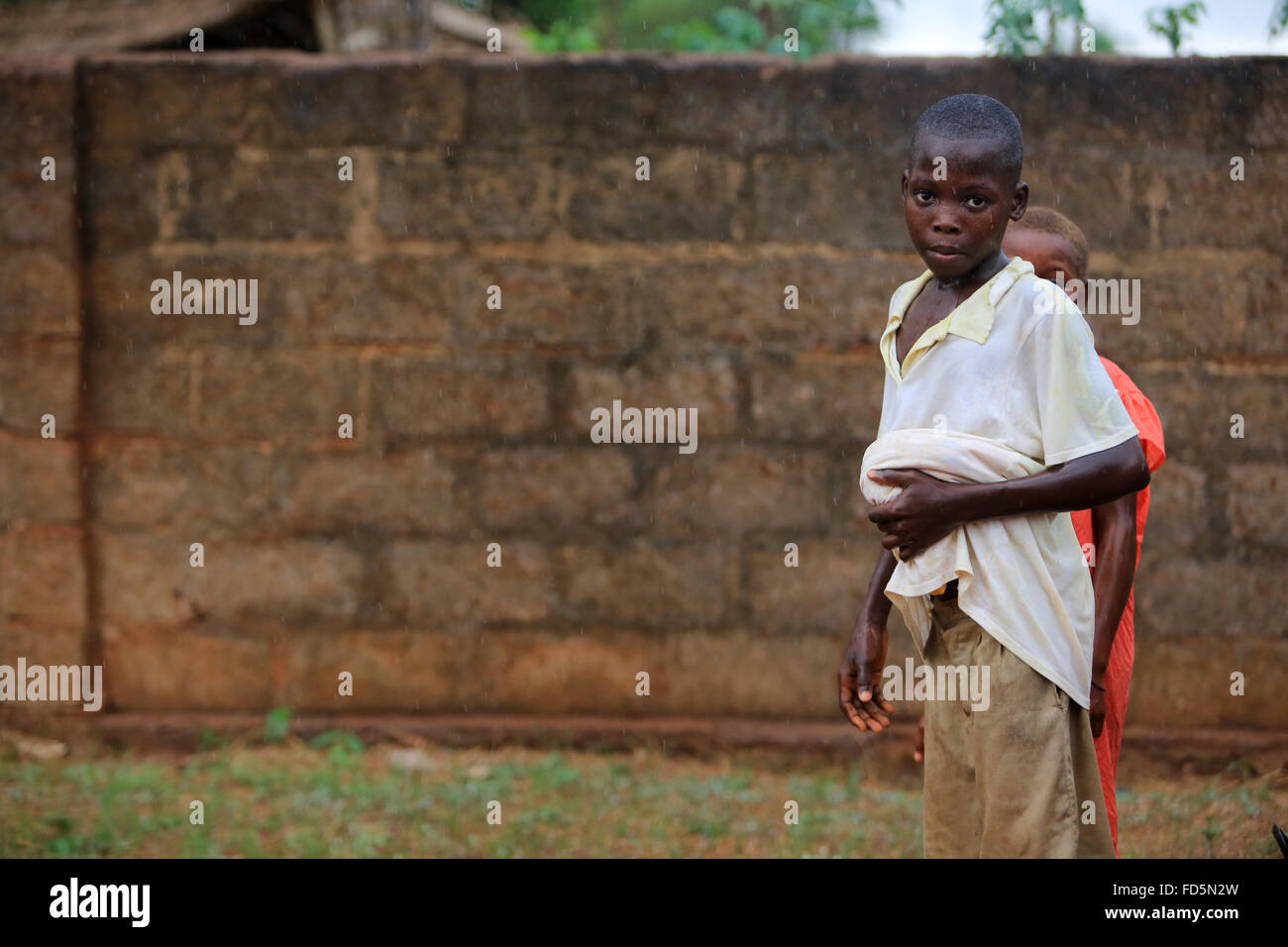 I bambini africani sotto la pioggia. Foto Stock