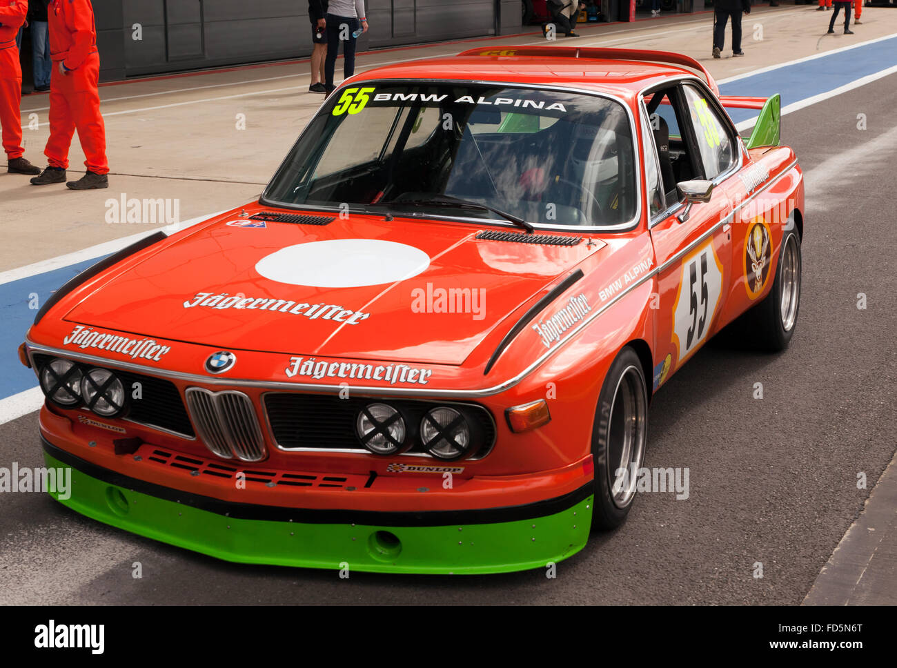 BMW 3.0 CSL internazionale in pit lane, durante il Super Touring Car Trophy a Silverstone Classic 2015. Foto Stock