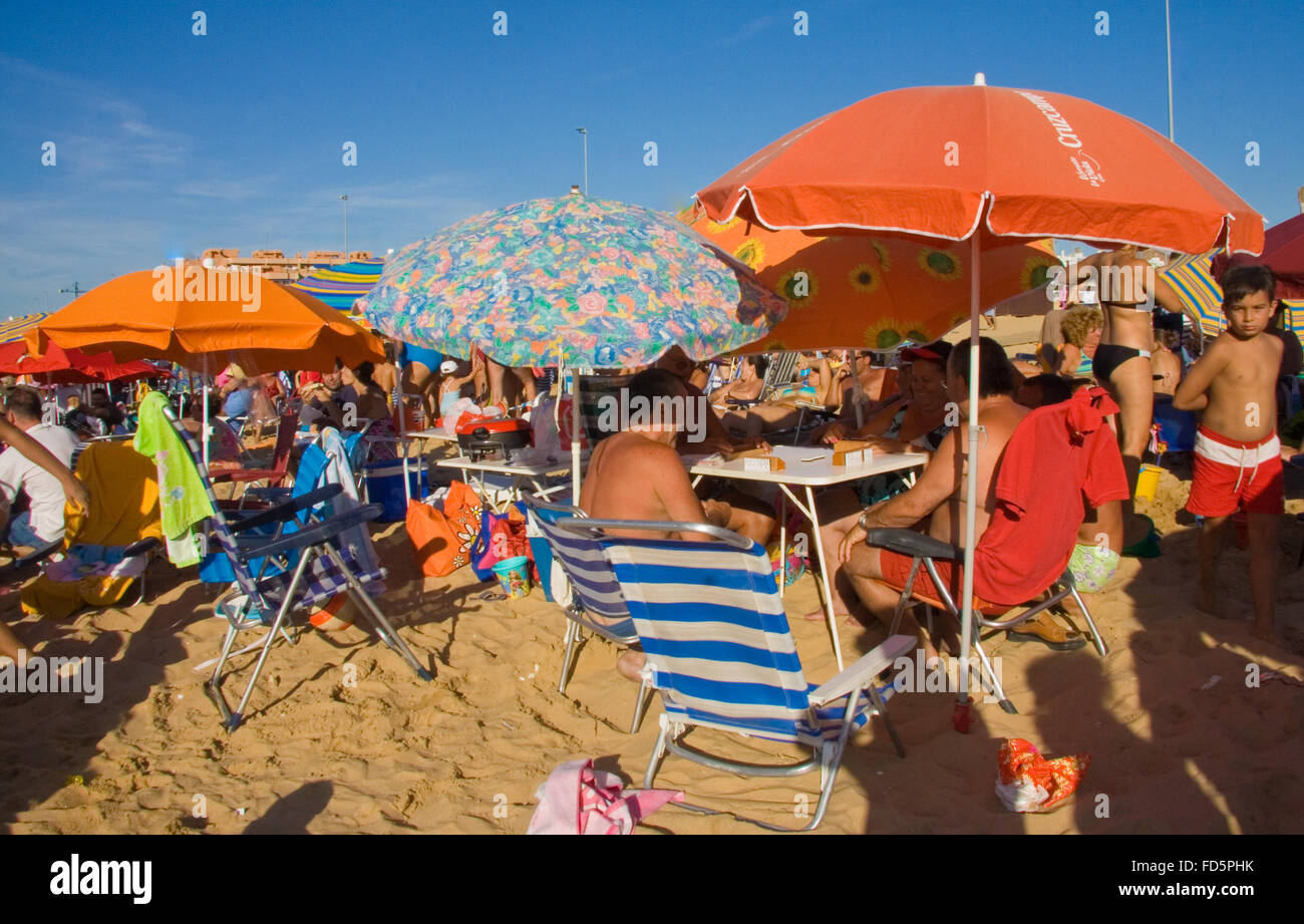 SANLUCAR Spagna - 3 agosto: vacanzieri in Sanlucar Beach il 3 agosto 2019 in Andalusia, Spagna. Sanlucar de barrameda è un importante destinazione Foto Stock