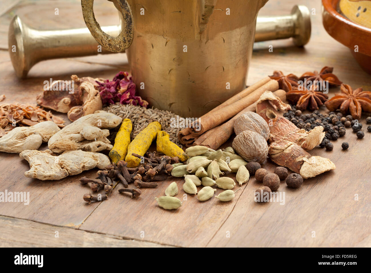 Mortaio marocchino, il pestello e erbe essiccate per Ras el Hanout Foto Stock