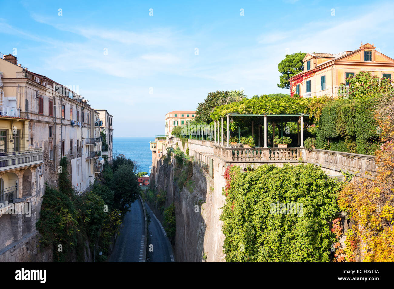 Italia sorrento, il giardino di un hotel di lusso visto dalla piazza ... Giardini di lusso