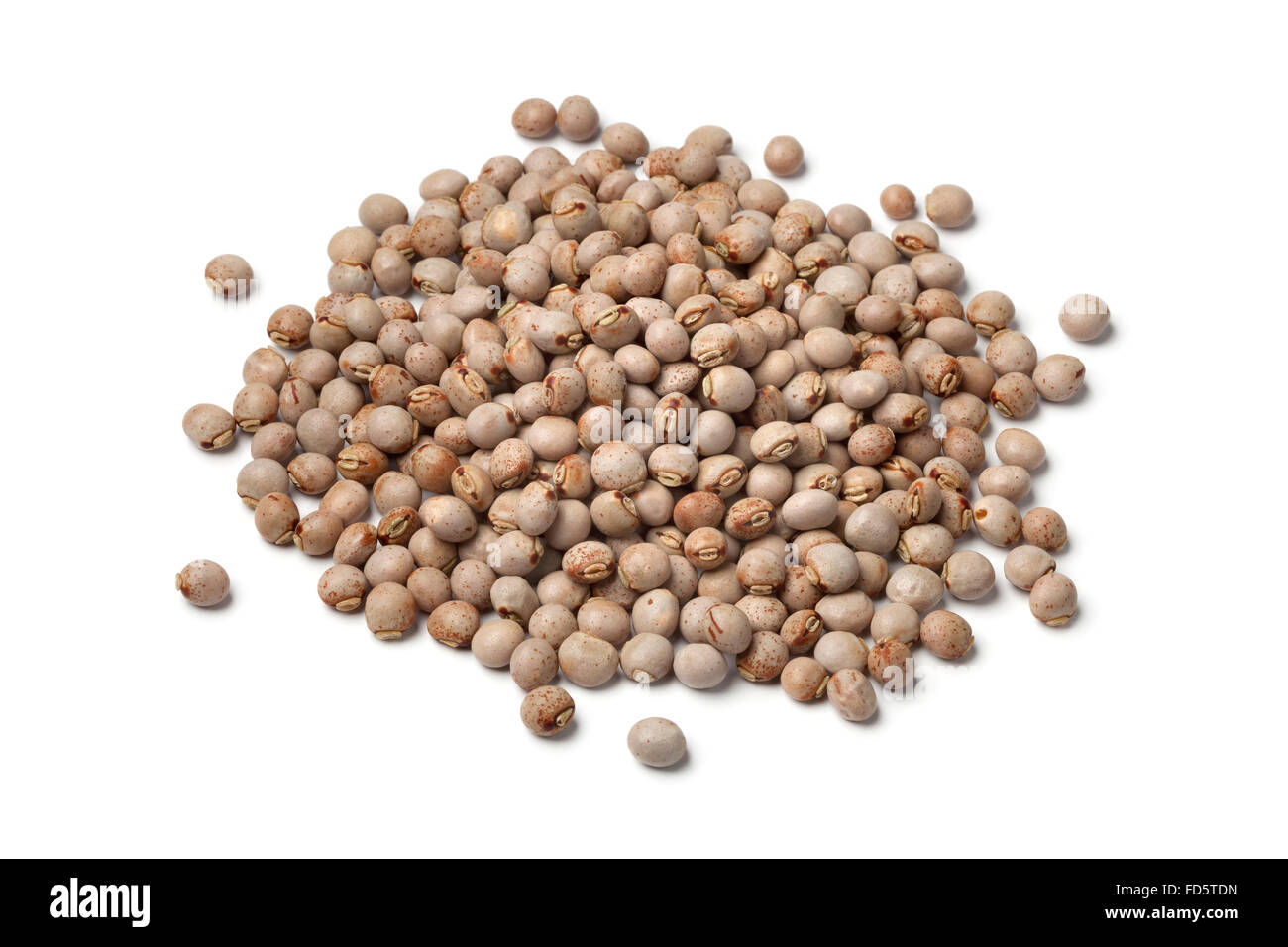 Cumulo di essiccato piselli di piccione su sfondo bianco Foto Stock