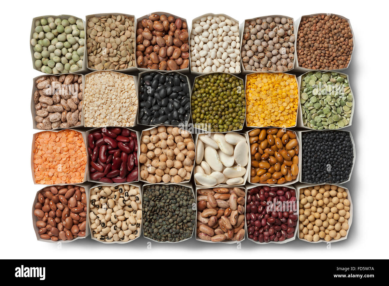 Varietà di fagioli secchi e lenticchie in sacchi su sfondo bianco Foto Stock