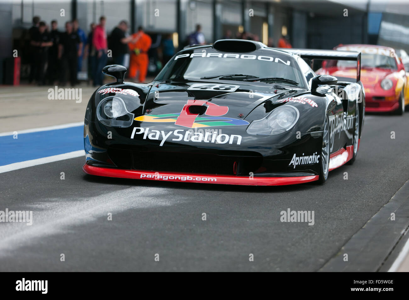 Una Porsche 911 GT1 EVO , in pit lane durante una sessione dimostrativa di 90's GT Legends, a Silverstone Classic 2015. Foto Stock