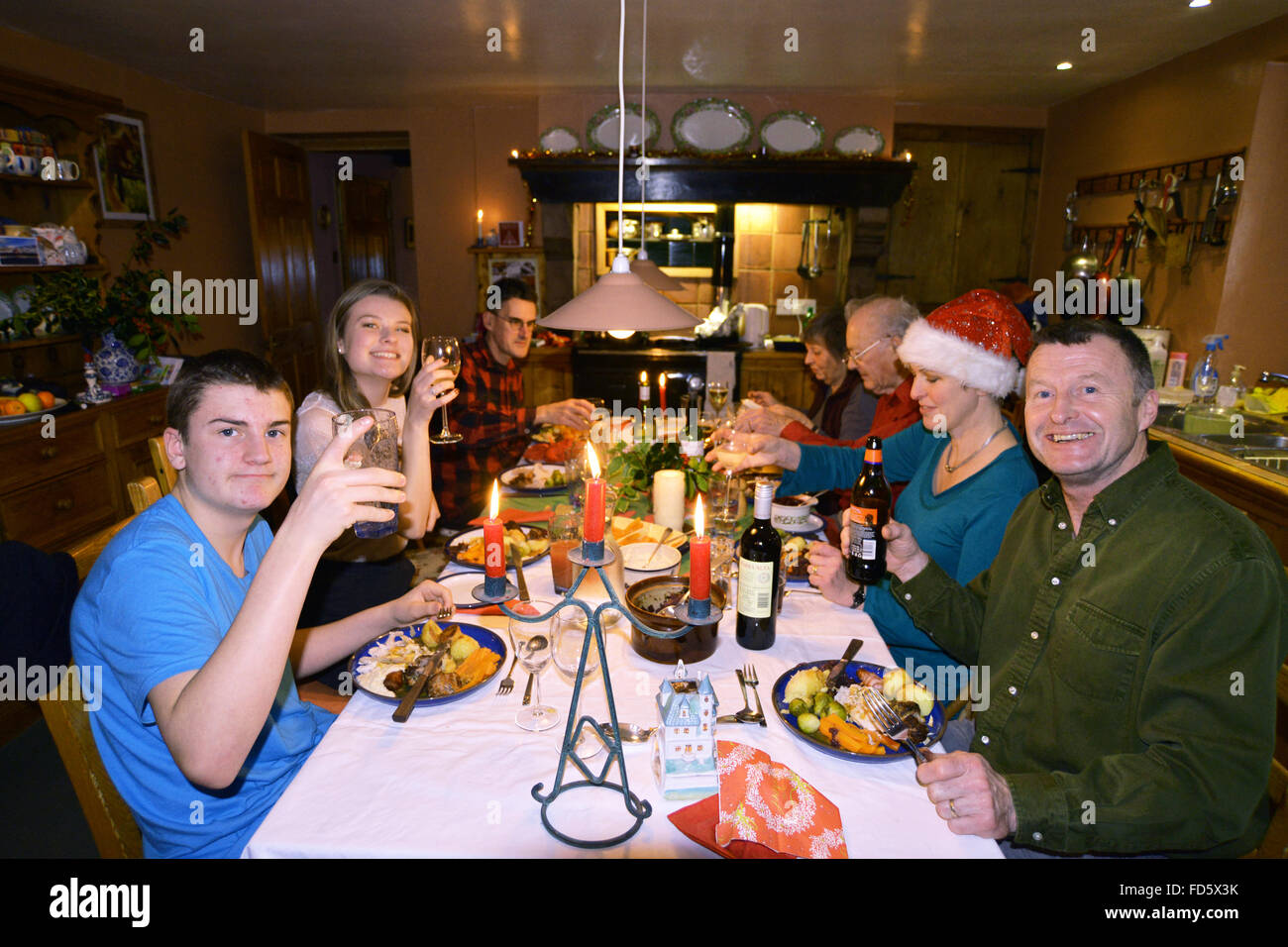Tradizionale cena di Natale per la famiglia, 3 generazioni a mangiare insieme la Turchia e tutti i rifili. Regno Unito Foto Stock