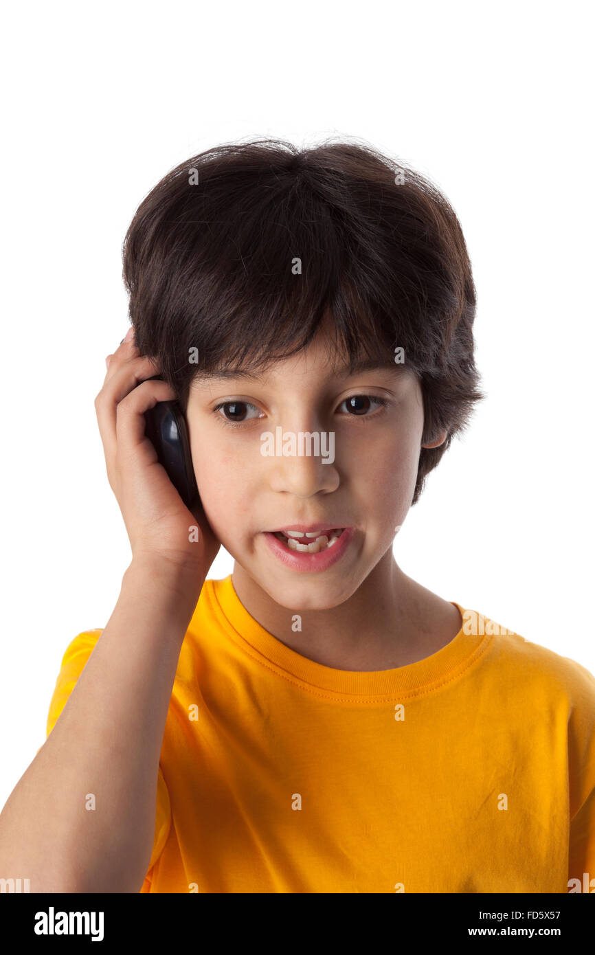 Bambino di otto anni con il cellulare su sfondo bianco Foto Stock