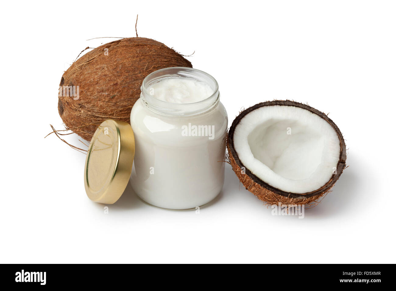 Olio di noce di cocco e cocco fresco su sfondo bianco Foto Stock
