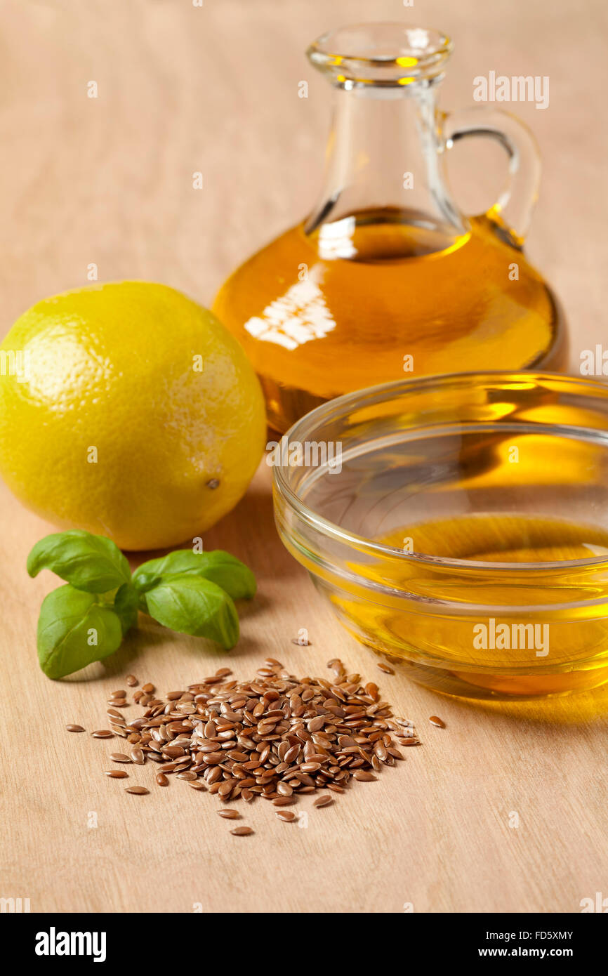Bottiglia di semi di lino Olio pronto per l'uso per una medicazione Foto Stock