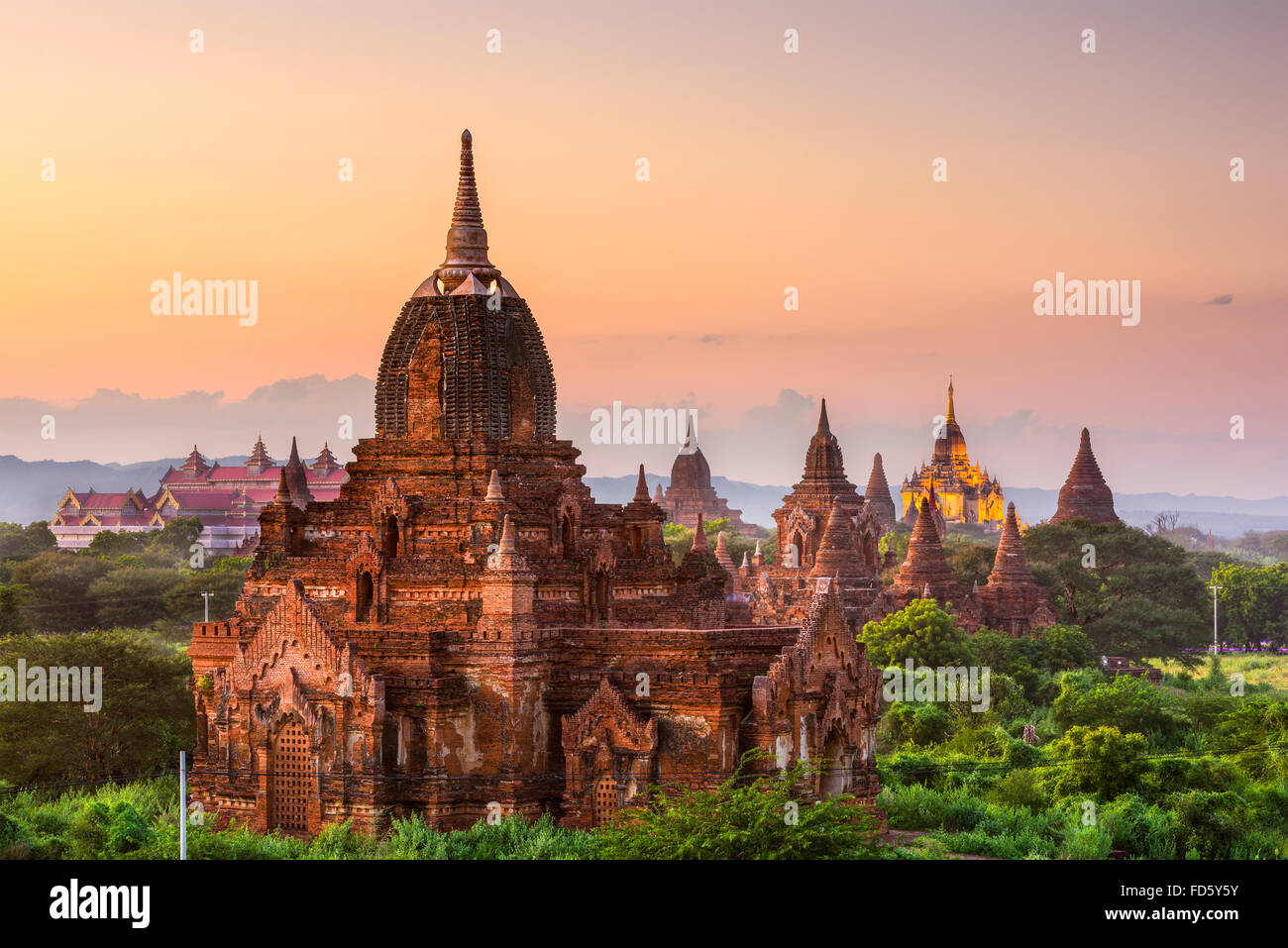 Bagan, Myanmar templi nel parco archeologico al crepuscolo. Foto Stock