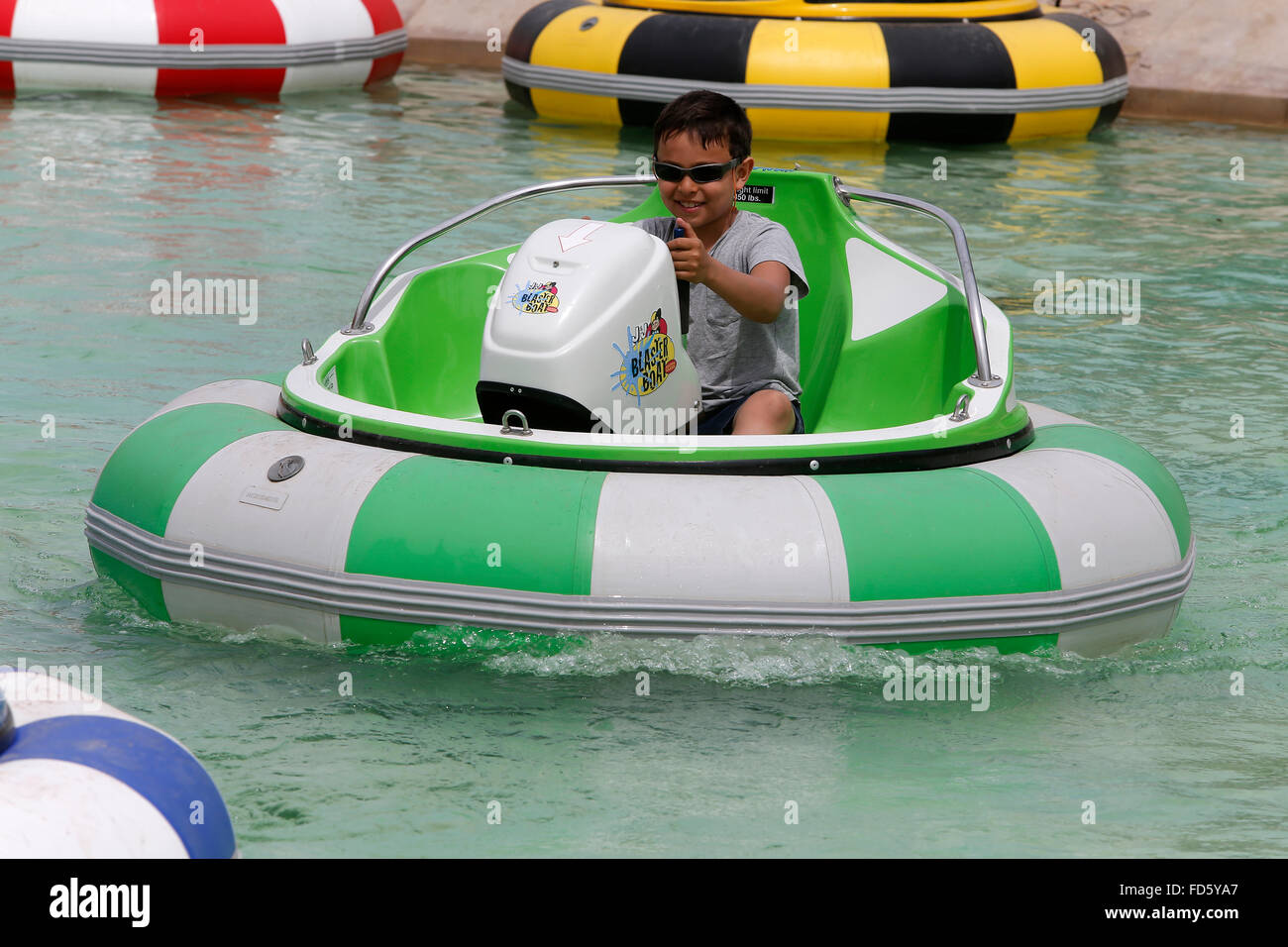 8-anno-vecchio ragazzo giocando un gioco d'acqua. Foto Stock