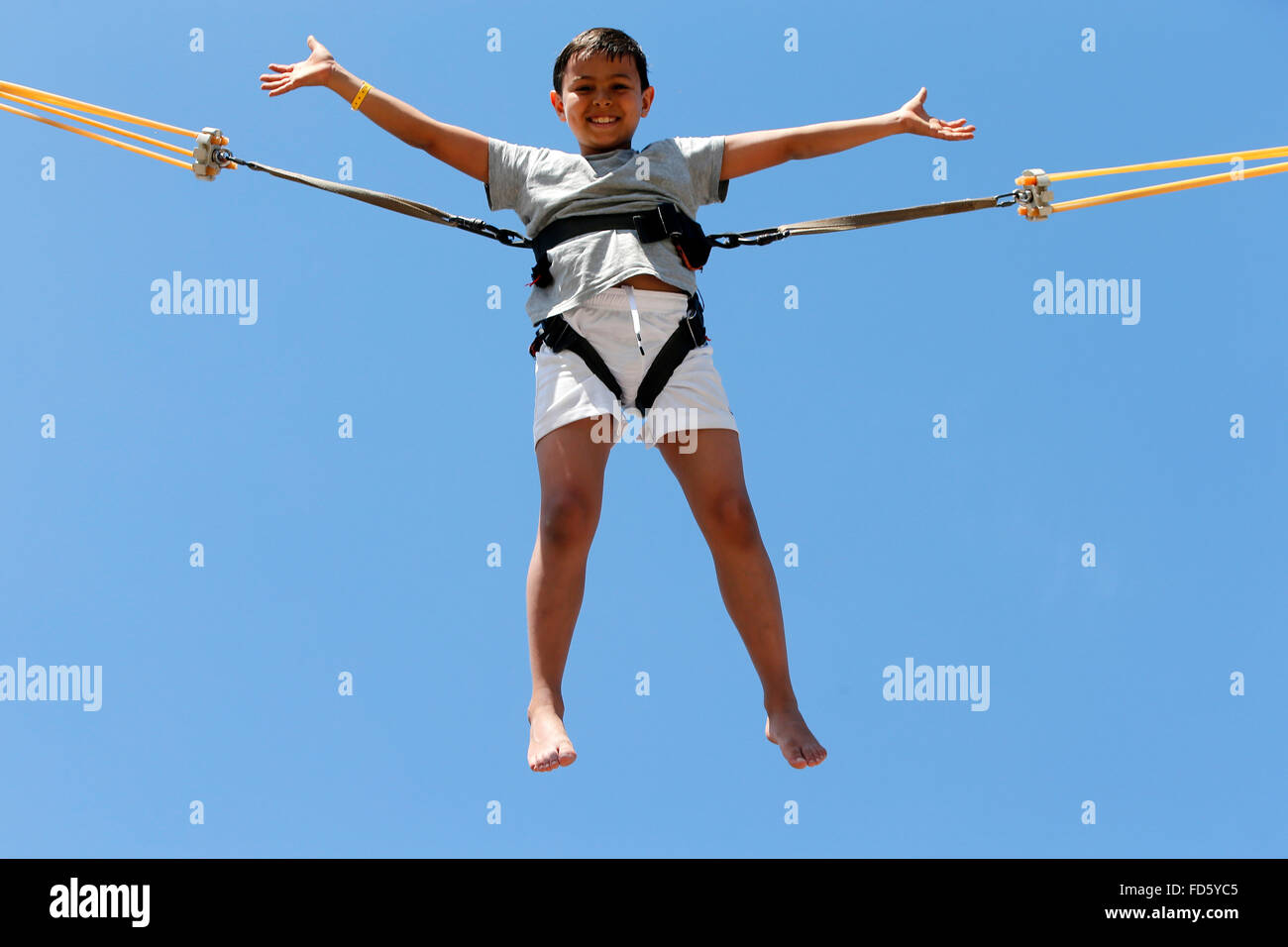 8-anno-vecchio ragazzo in un parco di divertimenti. Foto Stock