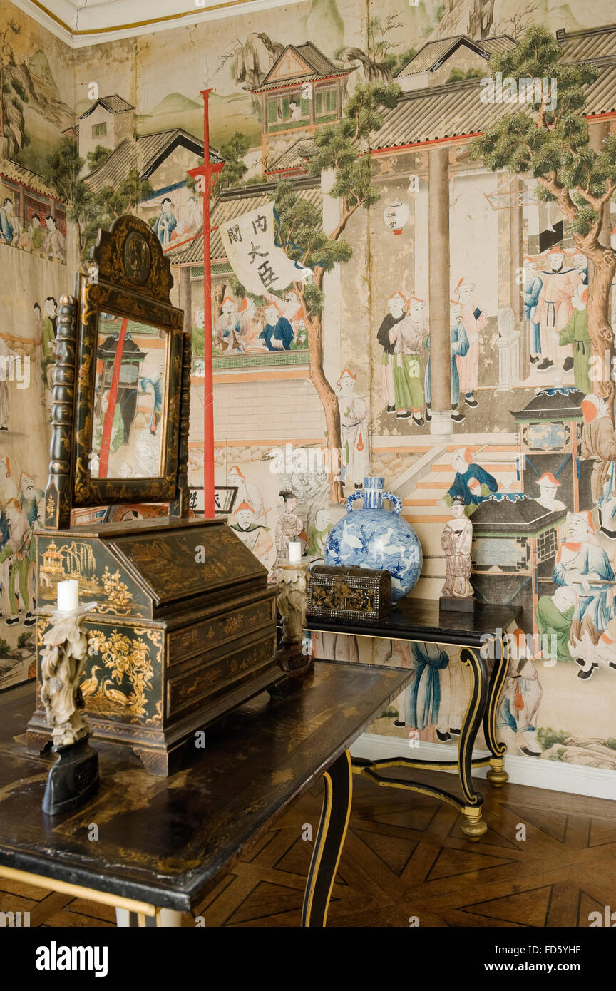 Dipinto a mano bureau sul tavolo con wallpaer orientali in Schloss Fasanerie vicino a Fulda in Germania Foto Stock