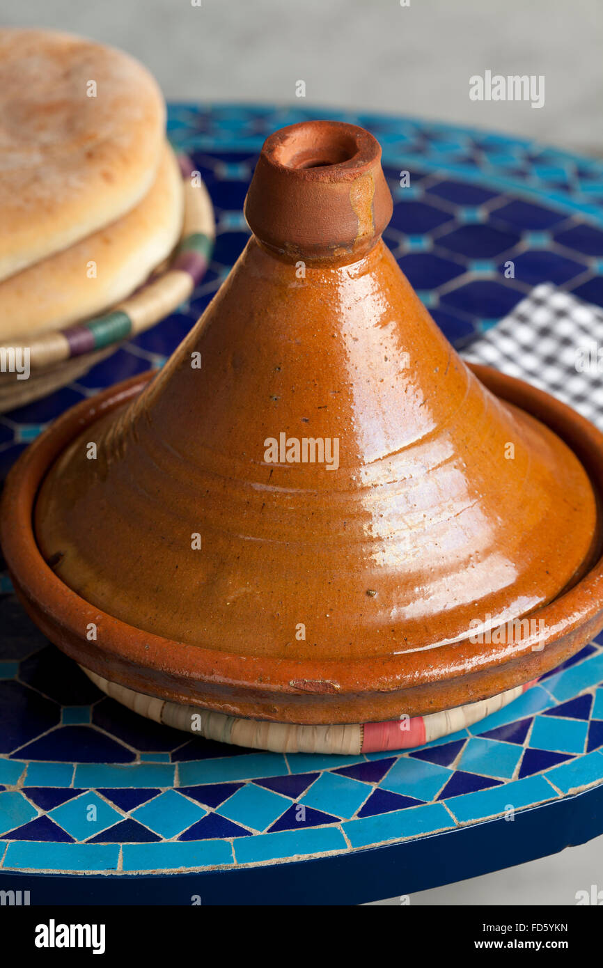 Tajine marocchina e il pane sulla tavola Foto Stock