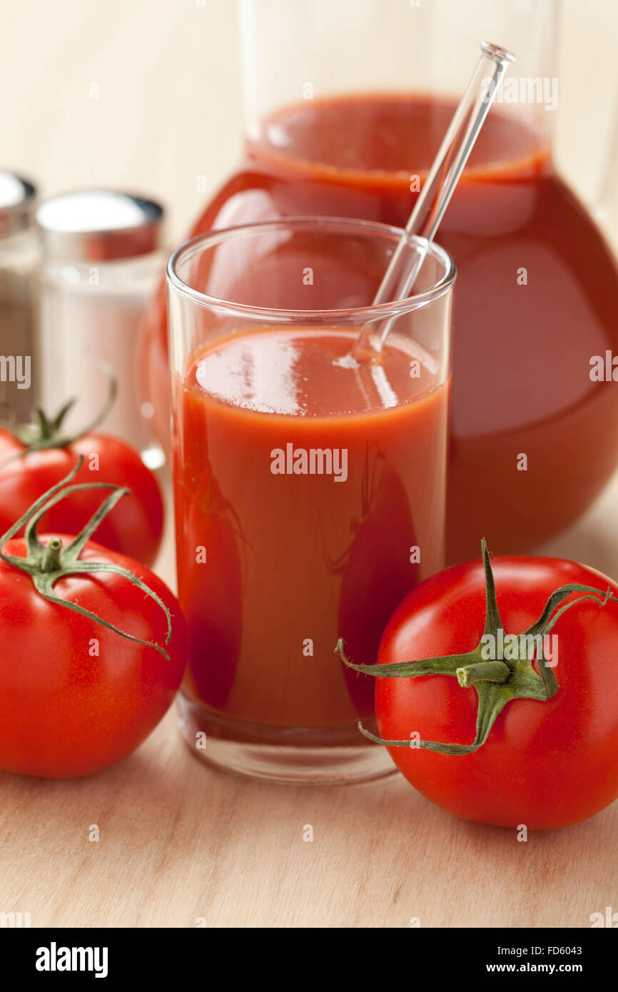Il pomodoro fresco di succo in un vasetto di vetro e Foto Stock