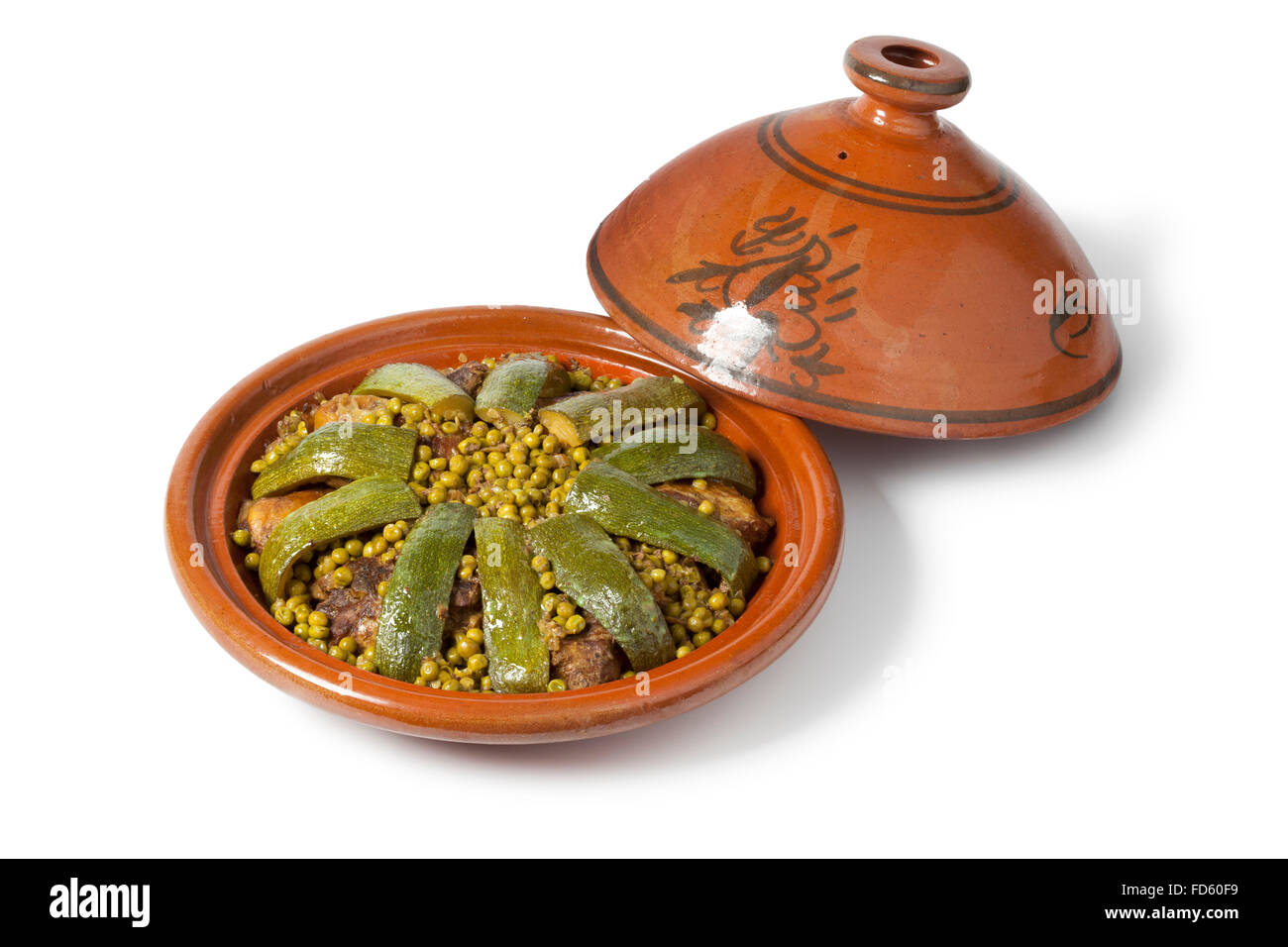 Marocchino tradizionale piatto con agnello, piselli e zucchine su sfondo bianco Foto Stock