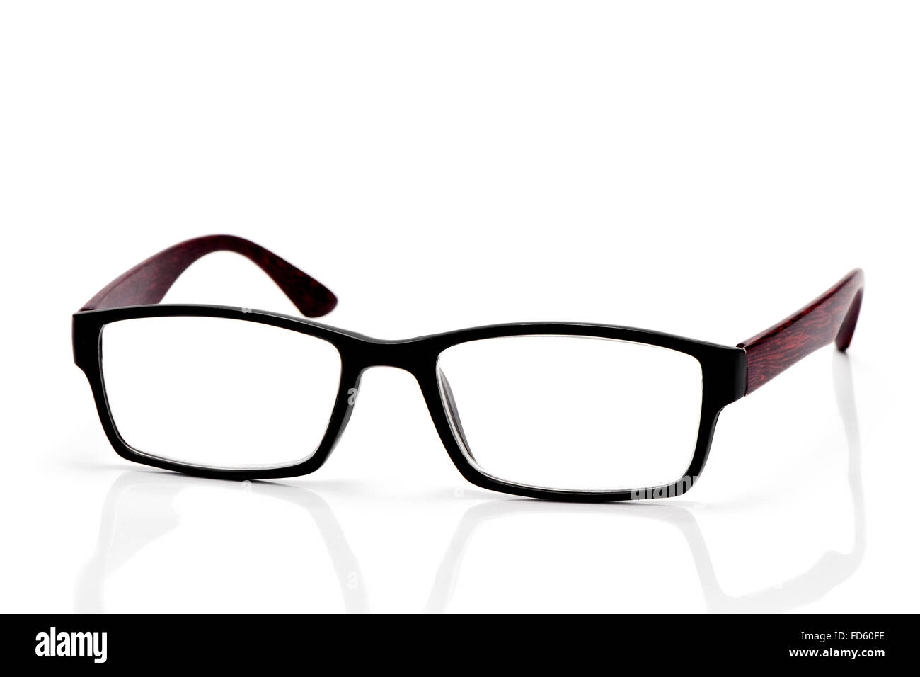 Primo piano di una coppia di legno e plastica occhiali bordati su sfondo bianco Foto Stock