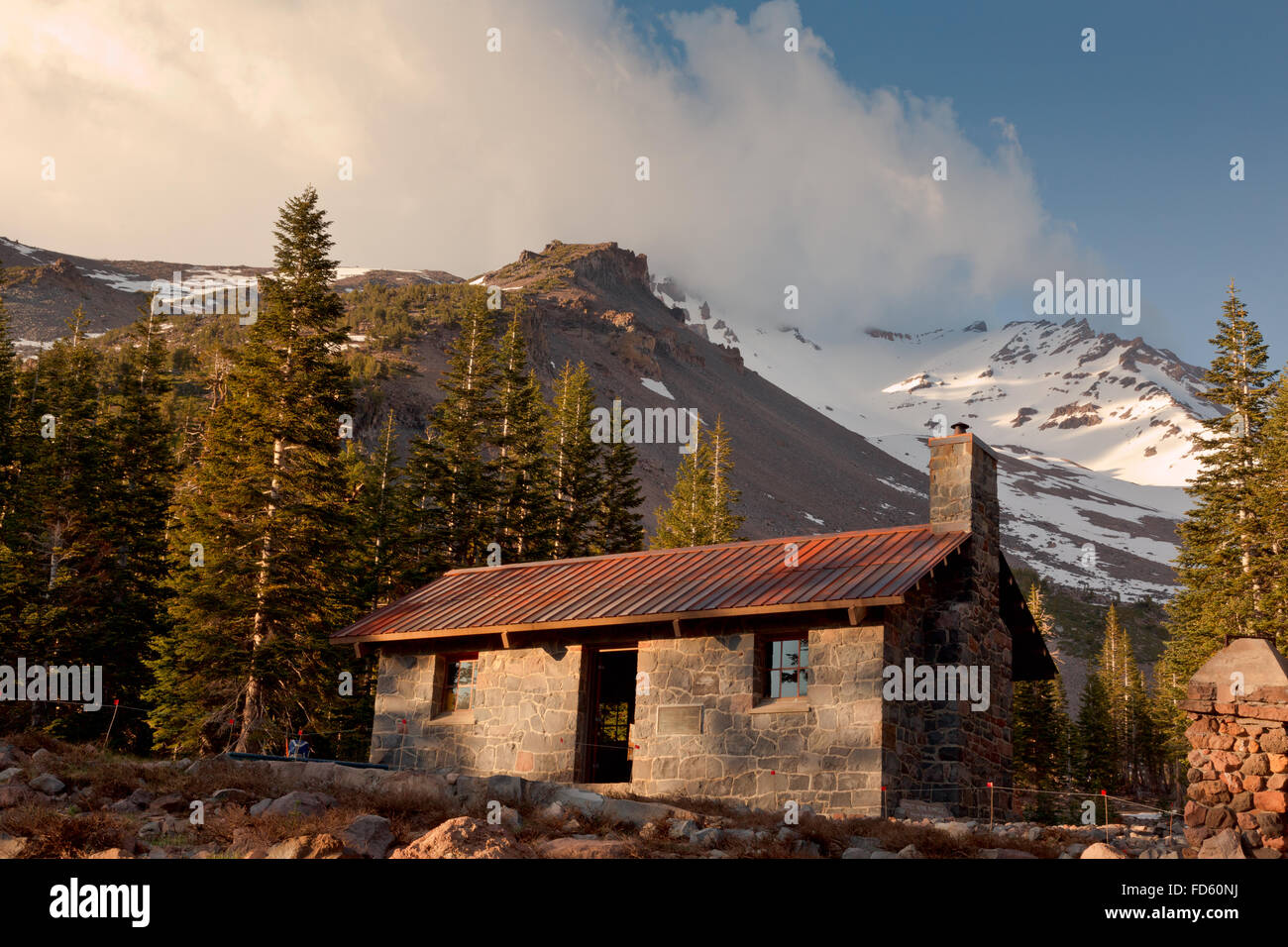 CALIFORNIA - Serata al Sierra Club riparo cabina a cavallo Camp sotto il monte principale Shasta arrampicata; Gulch valanga. Foto Stock