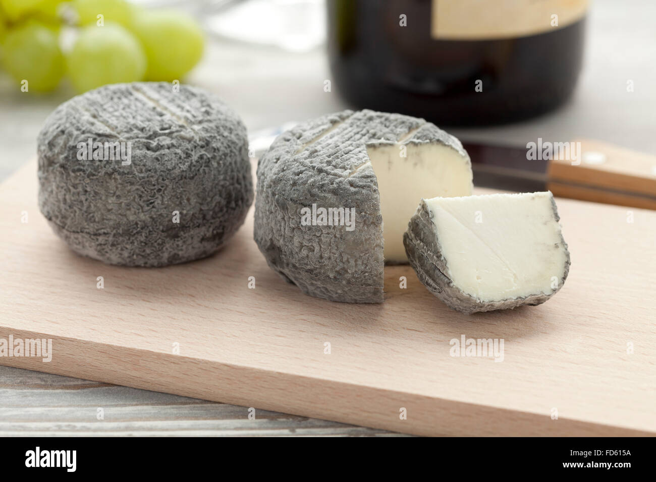 Fresca crottin francese di formaggio e una fetta Foto Stock