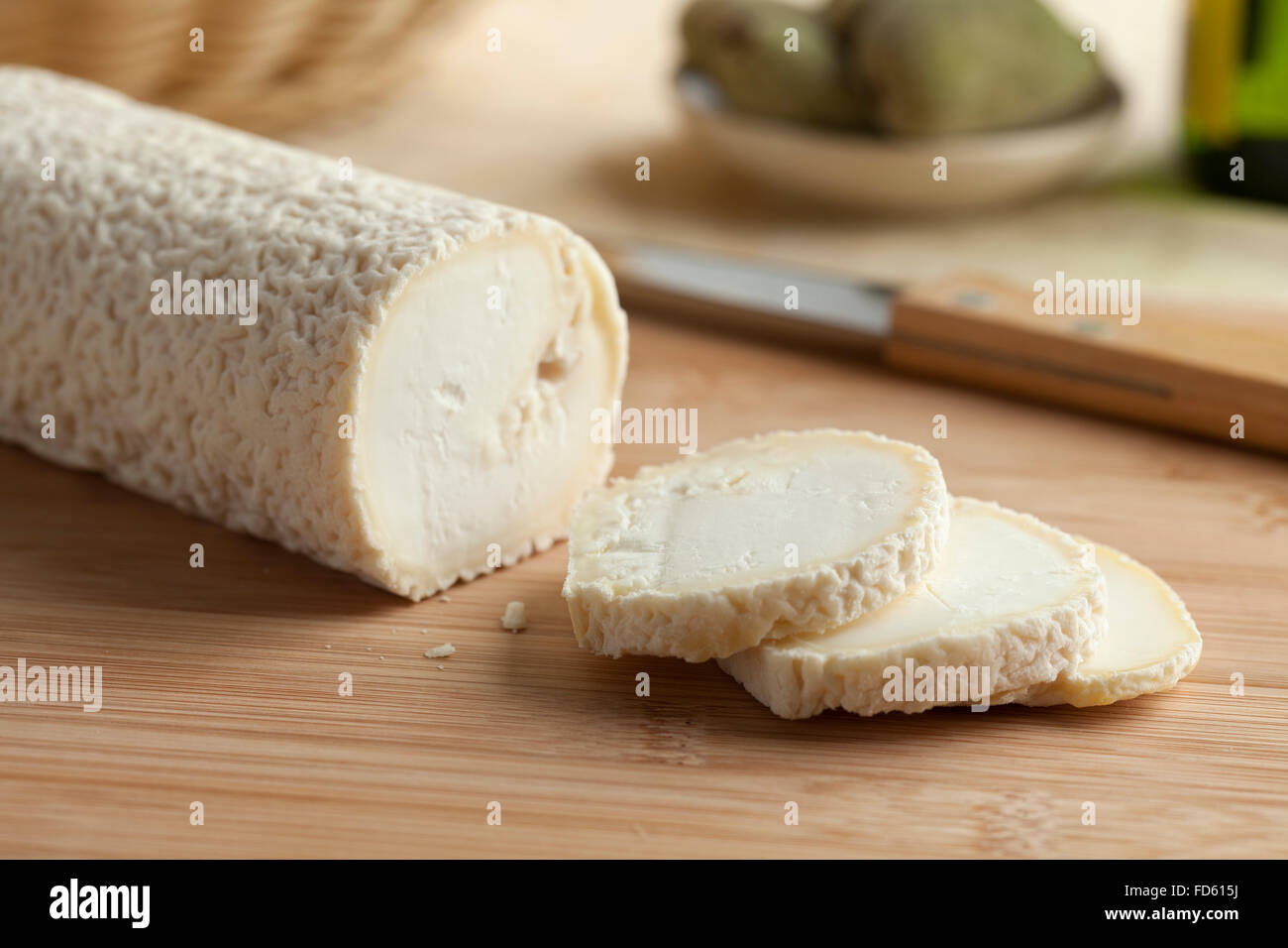 Caprifeuille fresco formaggio e una fetta Foto Stock