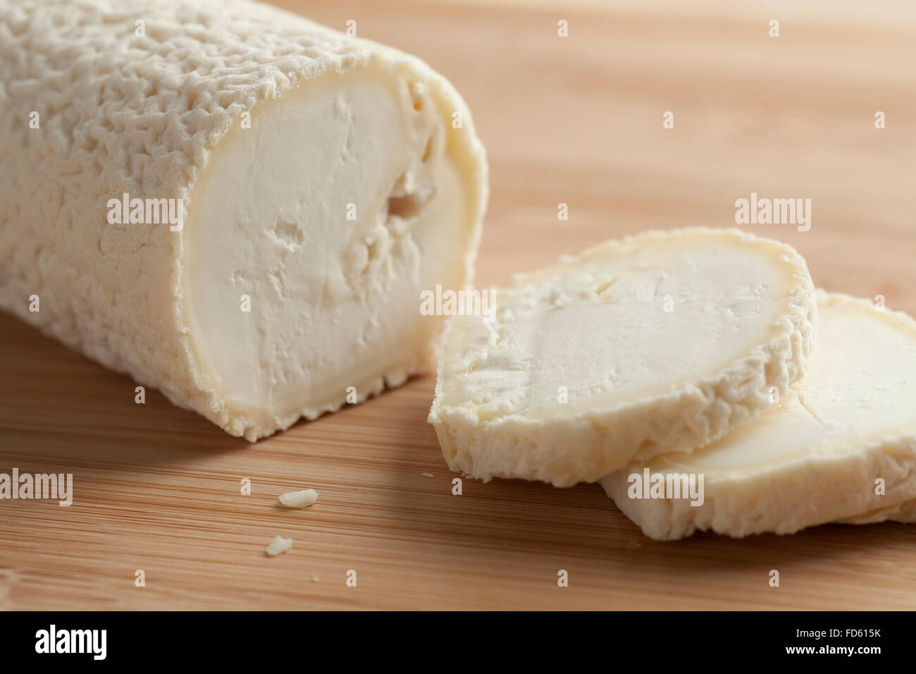 Caprifeuille fresco formaggio e una fetta Foto Stock