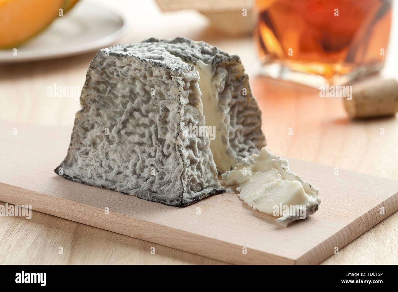 Valencay fresco formaggio e una fetta Foto Stock