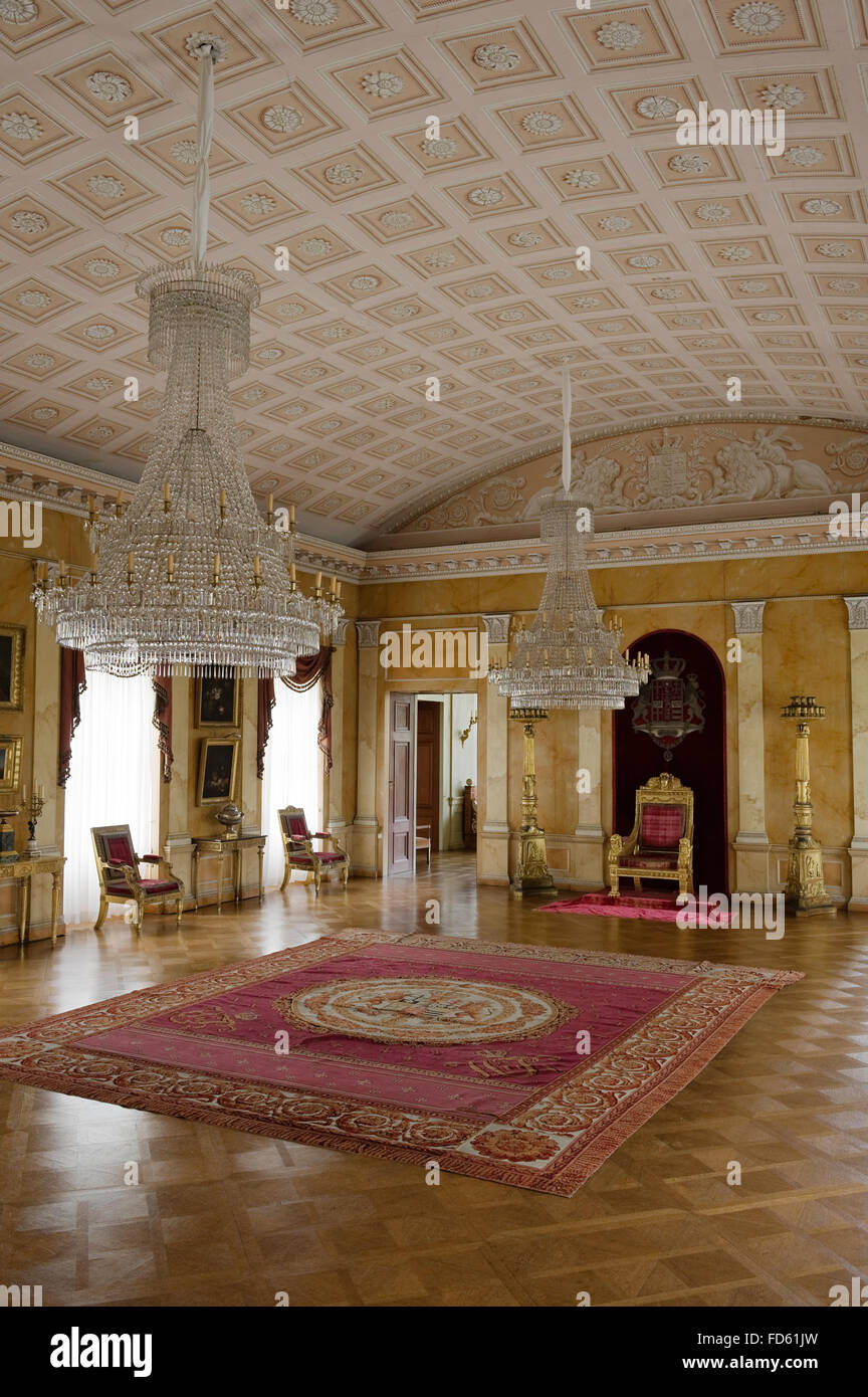 Sala del Trono con un grande lampadario di vetro nel soffitto ad arco Schloss Fasanerie vicino a Fulda in Germania Foto Stock