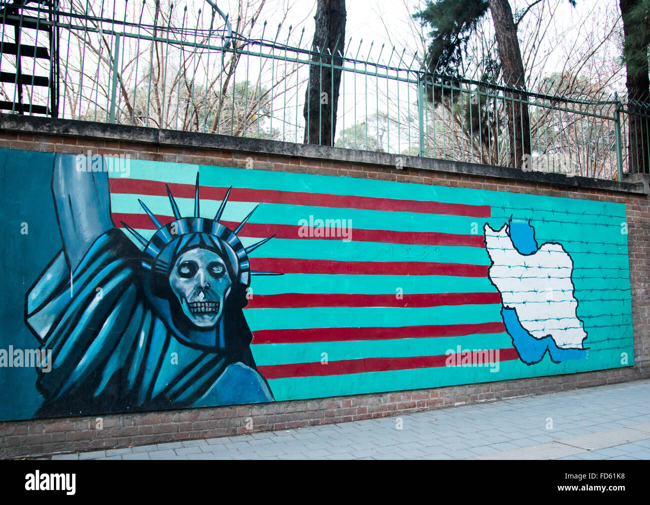 Anti-american murale di propaganda slogan raffigurano statua scheletro liberty sulla parete della ex ambasciata degli Stati Uniti, il distretto centrale, Teheran, Iran Foto Stock