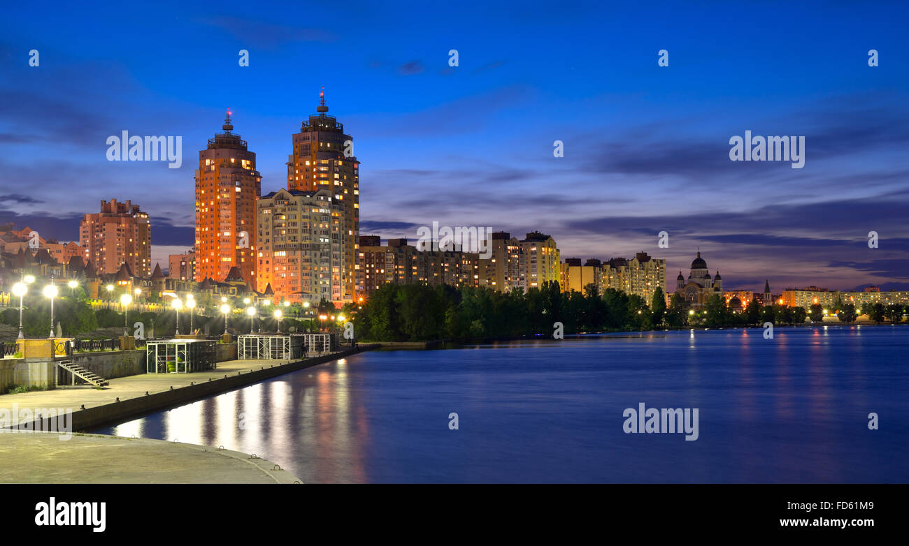 Kiev - Capitale dell'Ucraina. Obolon argine del fiume Dnieper a Kiev in serata Foto Stock