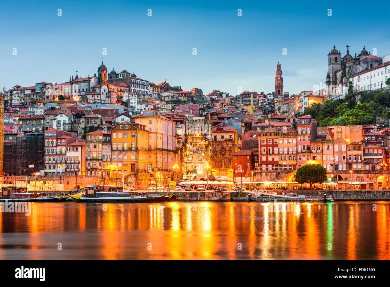 Porto, Portogallo città vecchia skyline di tutto il fiume Douro. Foto Stock