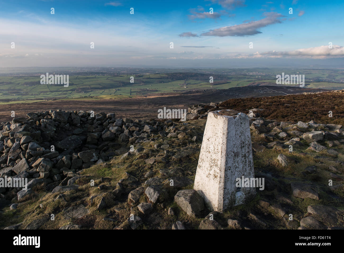 Summit riparo e Trigpoint Clougha Pike foresta di Bowland Foto Stock