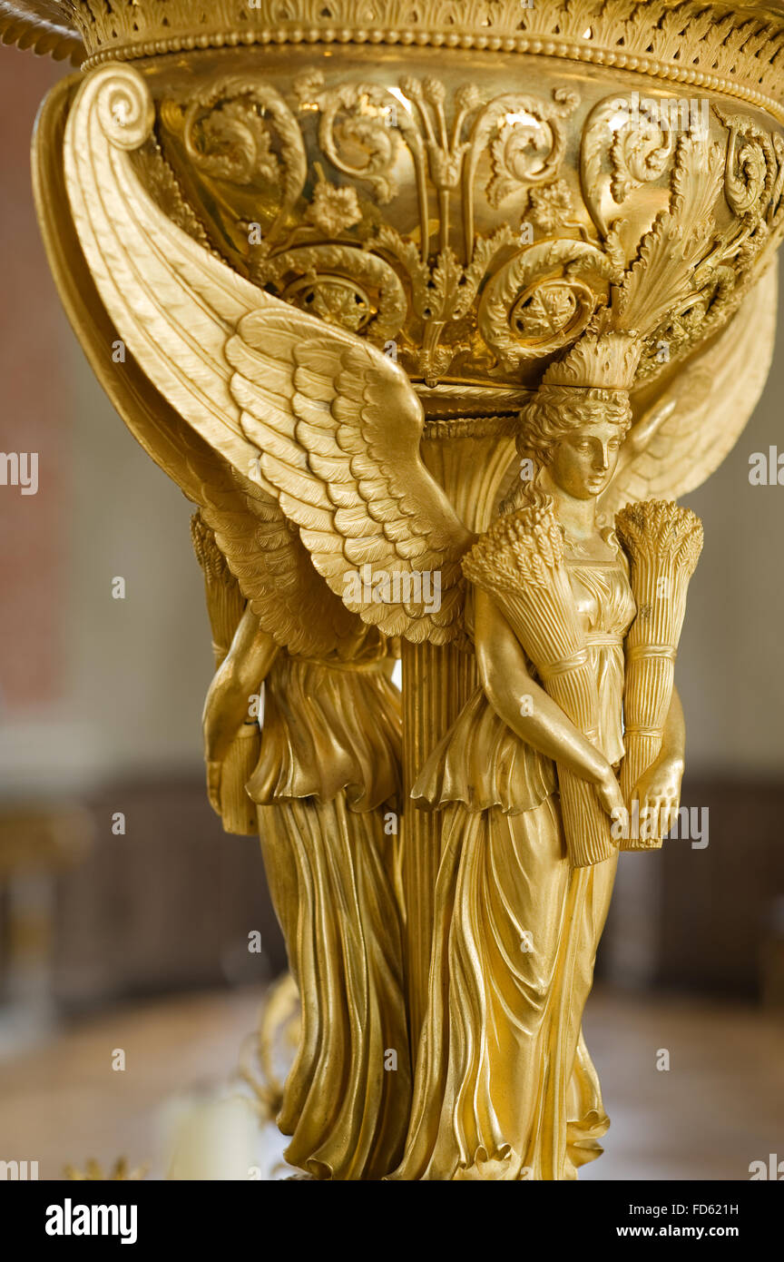 Winged figura femminile detiene il raccolto di colture in Schloss Fasanerie vicino a Fulda in Germania Foto Stock