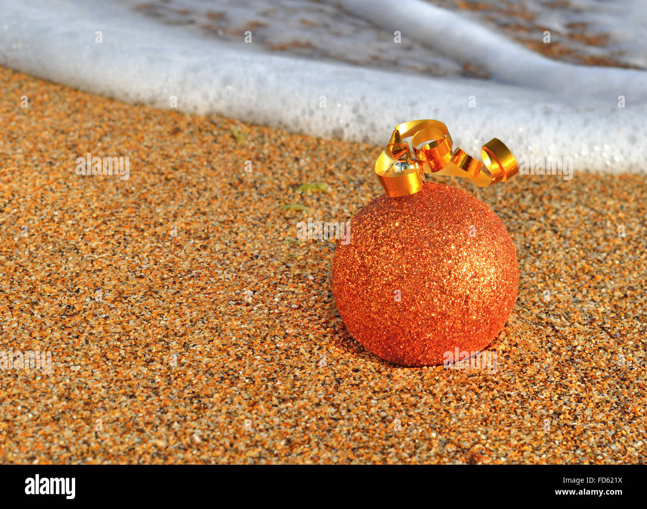 Decorazione di Natale sulla spiaggia giallo sabbia Foto Stock