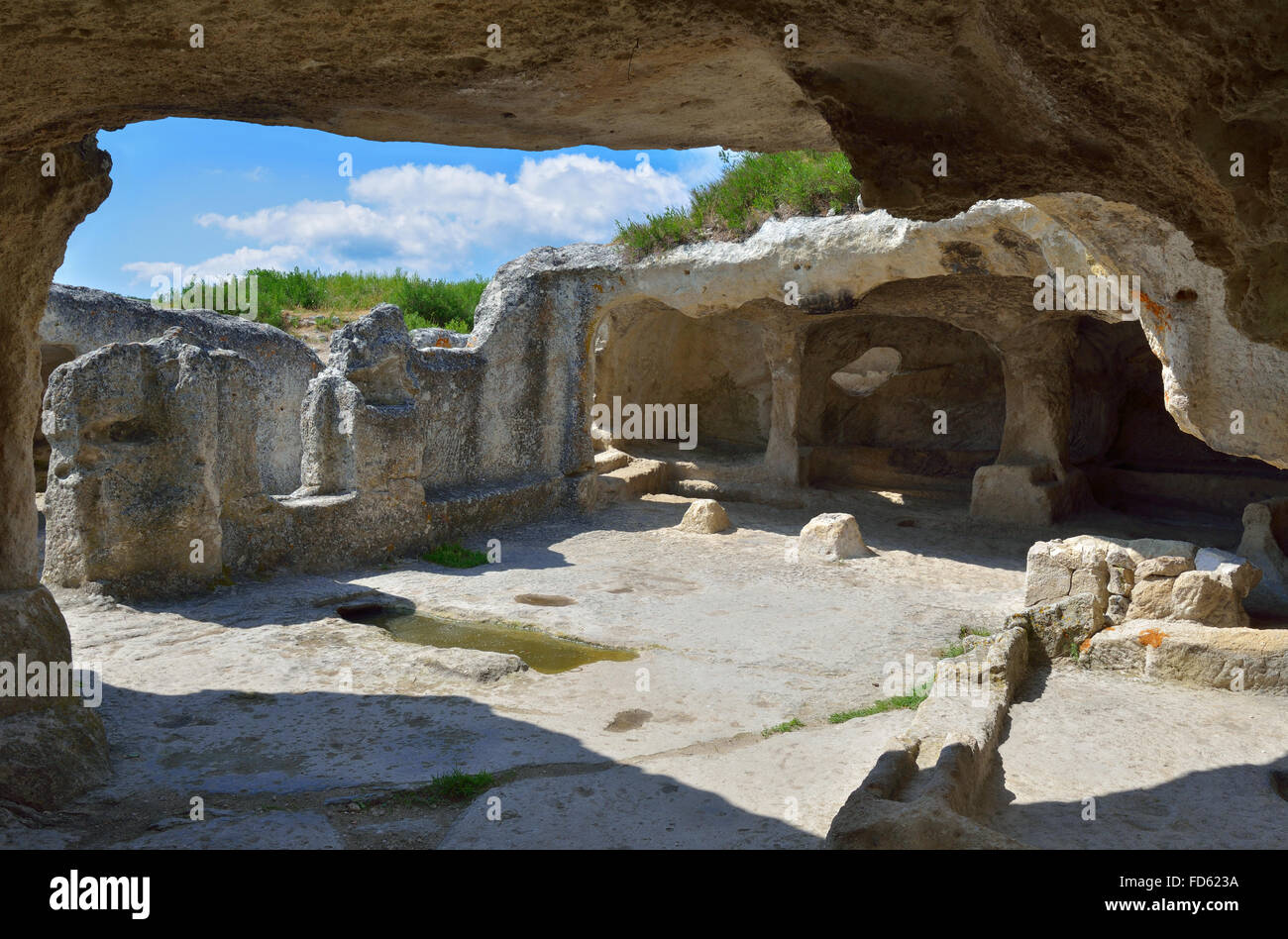 Le grotte della città antica di Eski Kermen. Crimea Foto Stock